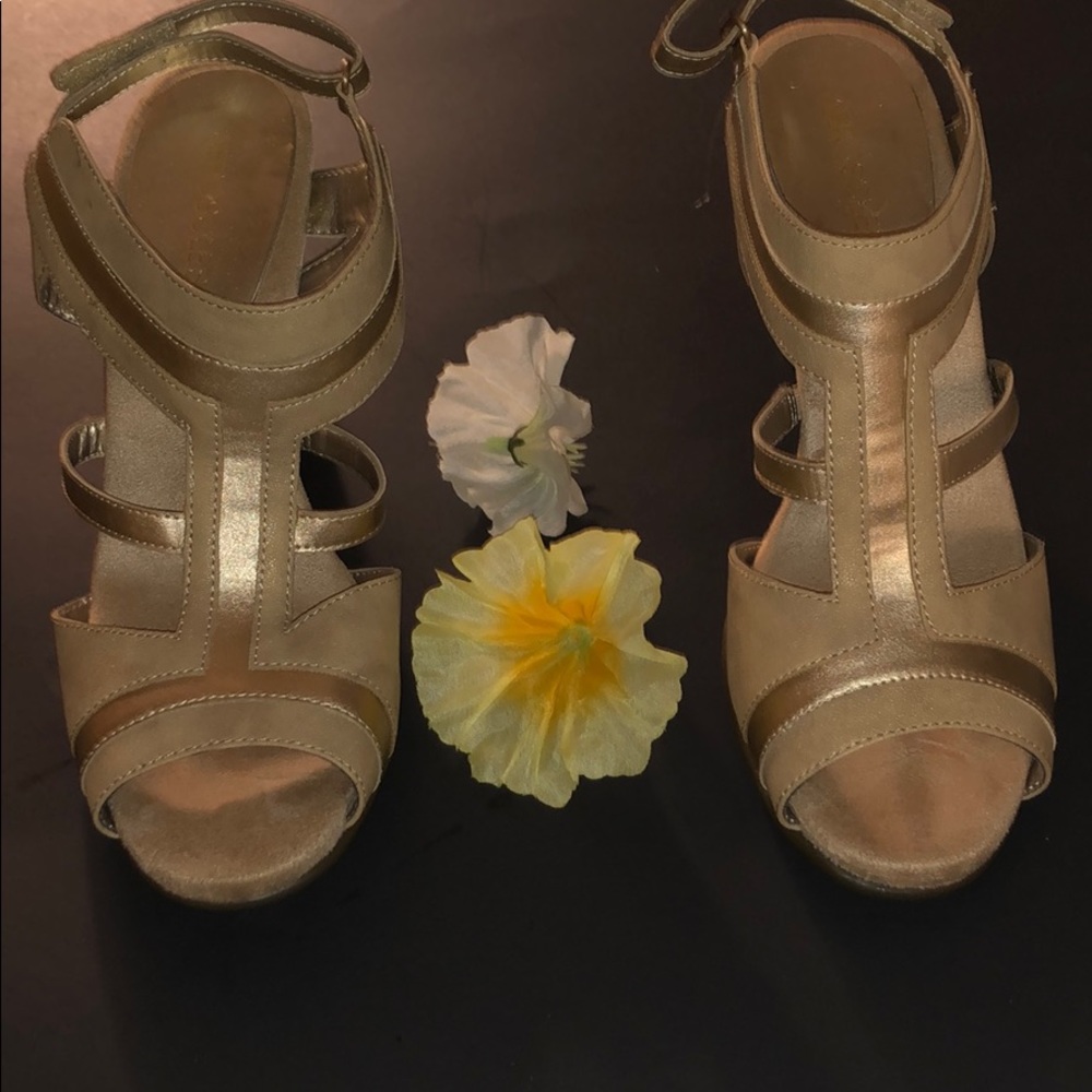 Aerosoles size 10 comfort gold strapped sandals